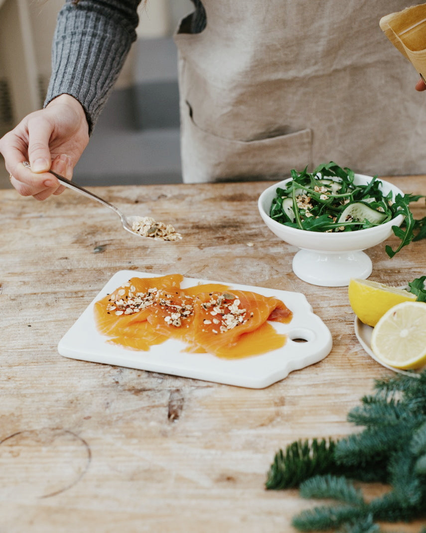 Salmone affumicato, insalata di rucola e cetrioli, con vinaigrette piccante e Granola Salata